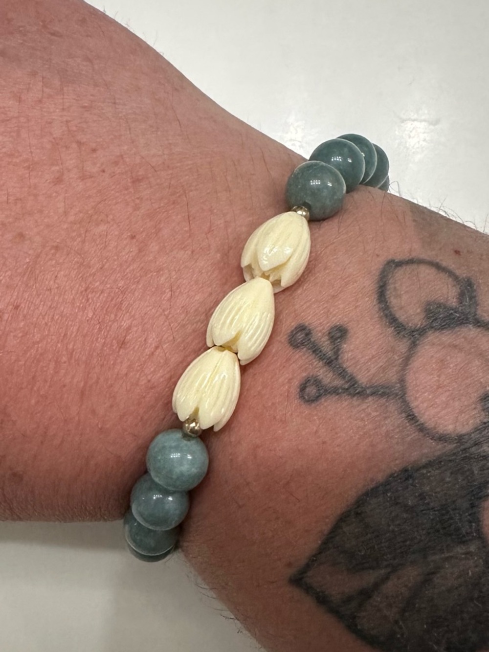 Gemstone Bead Bracelet Carved Pikake Flower Hawaii Stretchy Handmade 7-7.25”